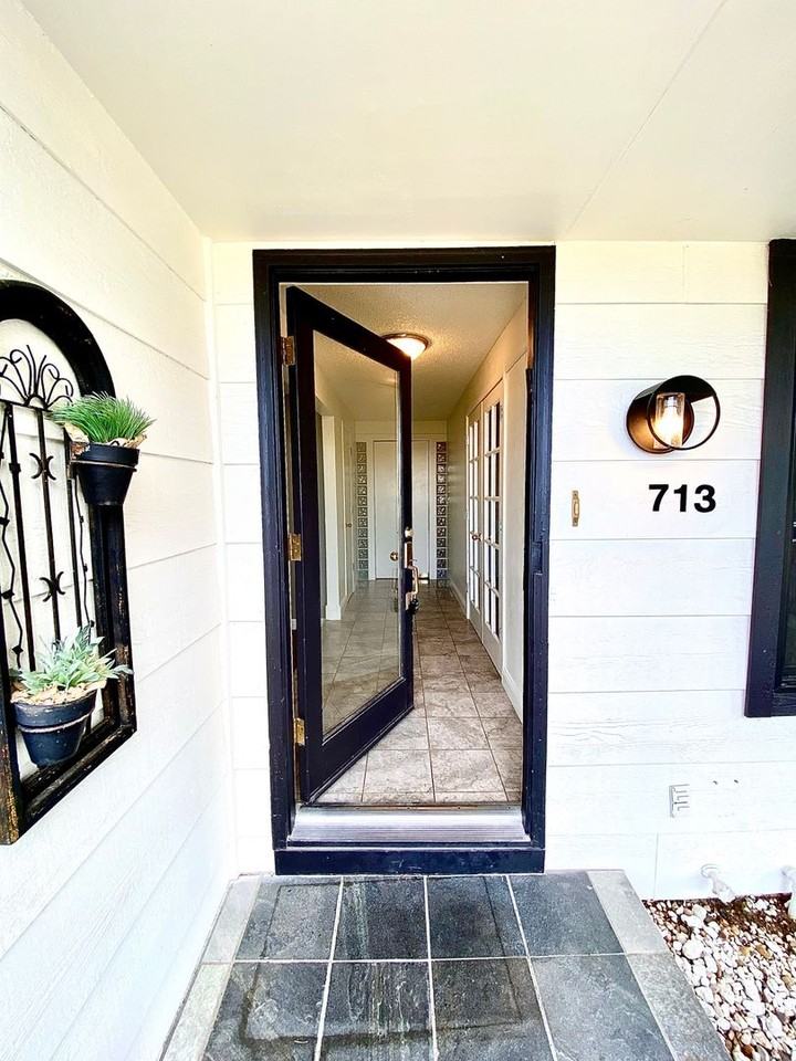 713 E Harcourt Rd - Photo 2 of 50