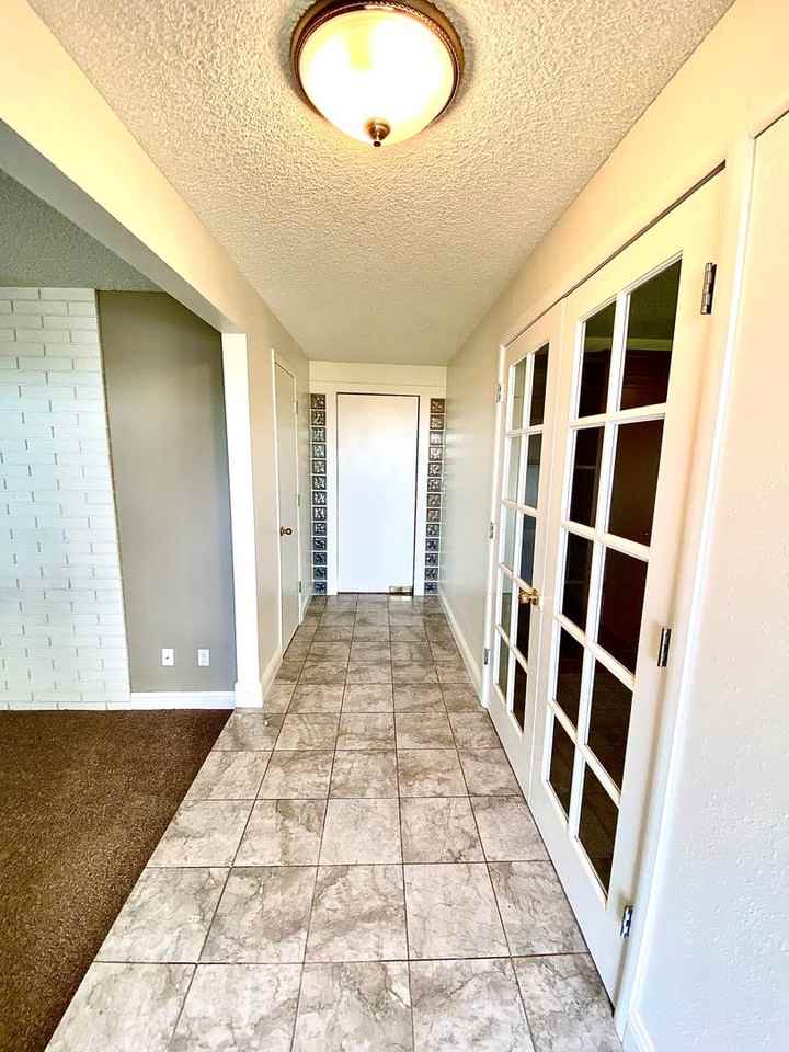 713 E Harcourt Rd - Photo 3 of 50