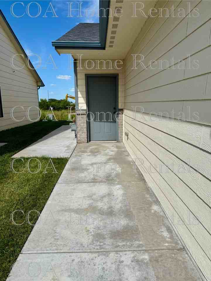 406 Sweetwater Rd - Photo 2 of 27