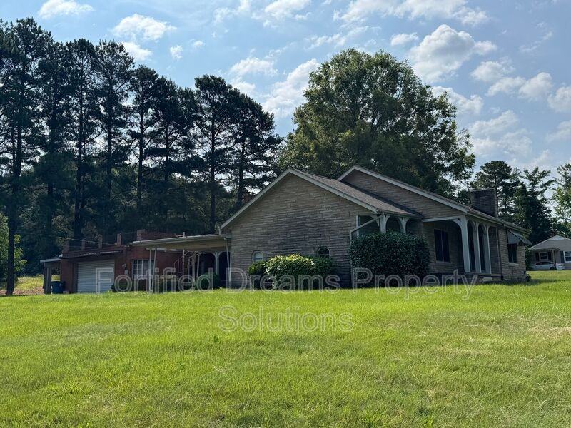 633 S Greensboro St - Photo 3 of 24