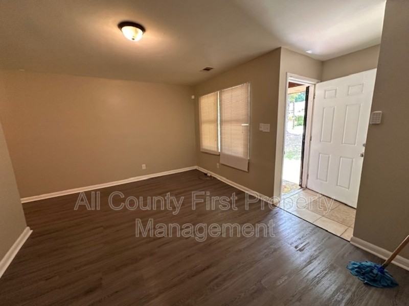 833B Commodore Dr Nw - Photo 2 of 7