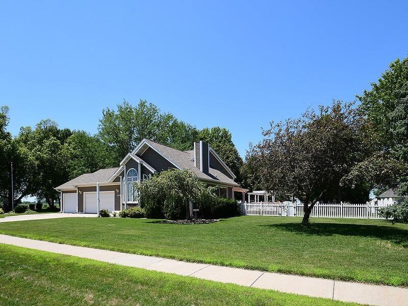 820 Redwood Rd - Photo 2 of 50