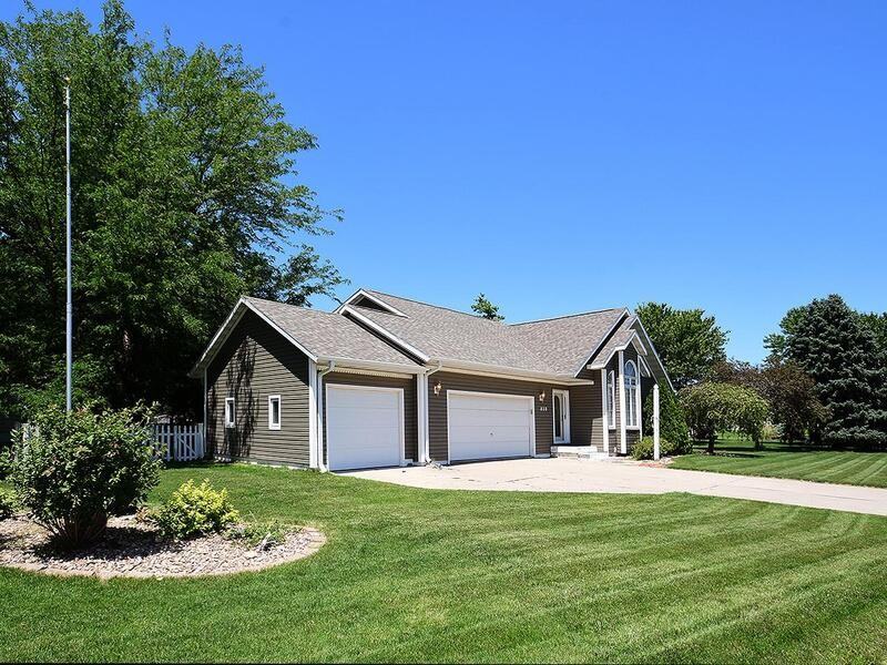 820 Redwood Rd - Photo 3 of 50
