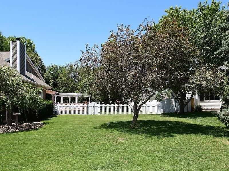 820 Redwood Rd - Photo 4 of 50
