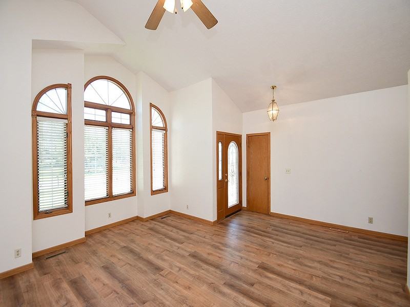 820 Redwood Rd - Photo 6 of 50