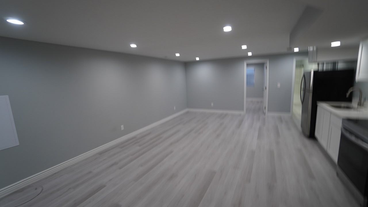 2210 Oak Ln - Photo 3 of 16