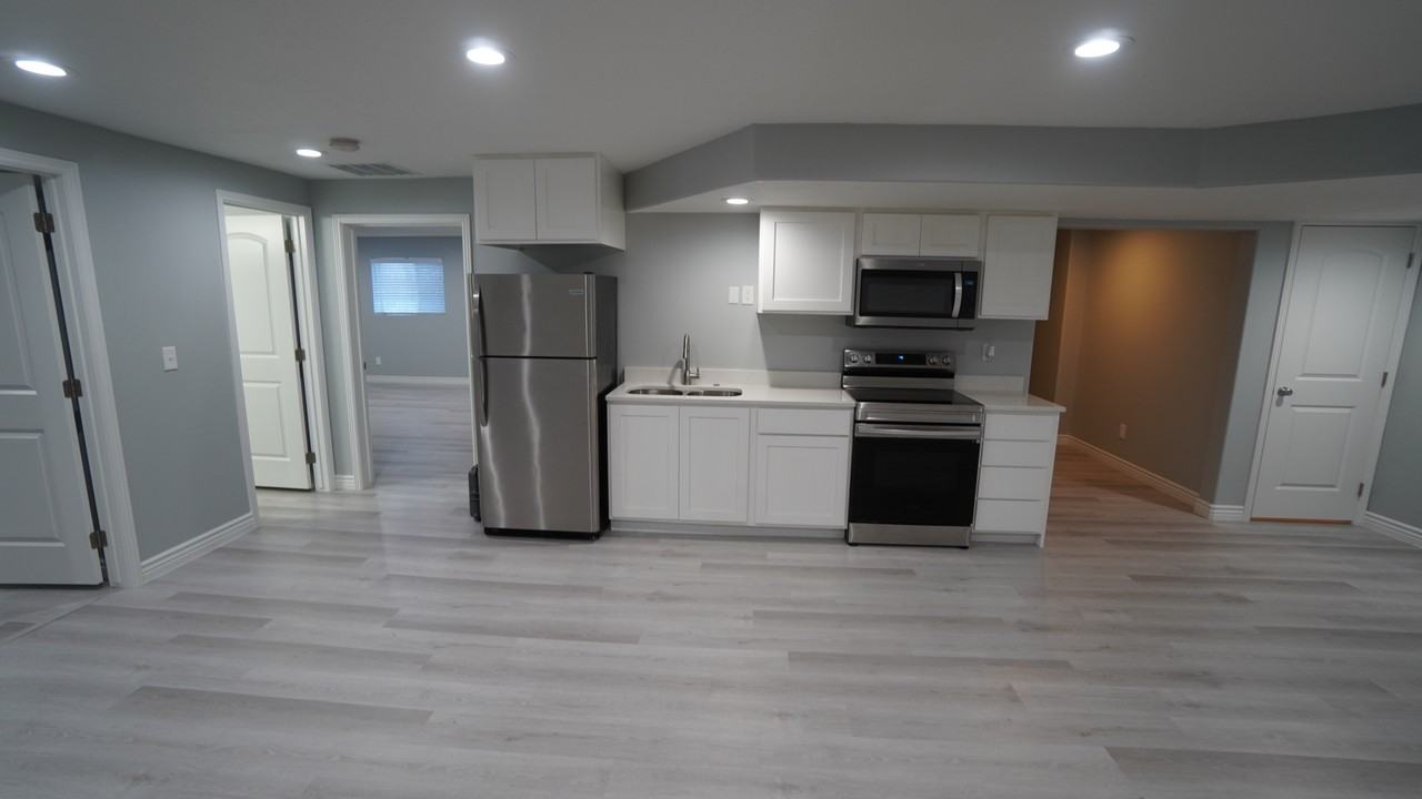 2210 Oak Ln - Photo 4 of 16