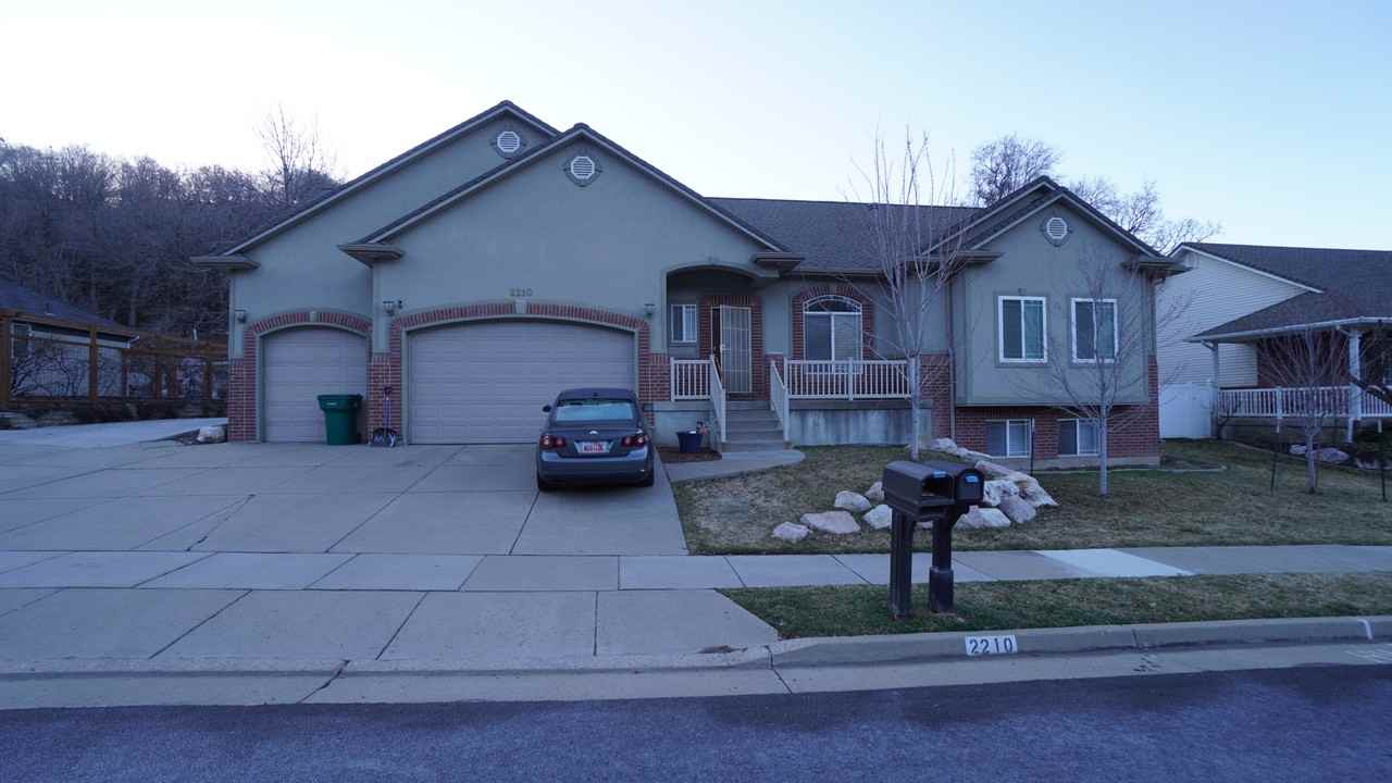 2210 Oak Ln - Photo 2 of 2