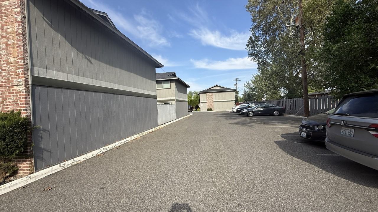 Brass Lamp Apartments - Photo 5 of 16