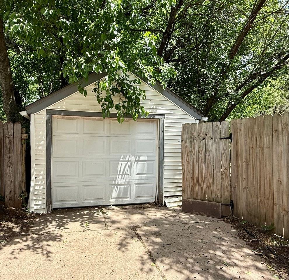 716 S Broadview St - Photo 2 of 23