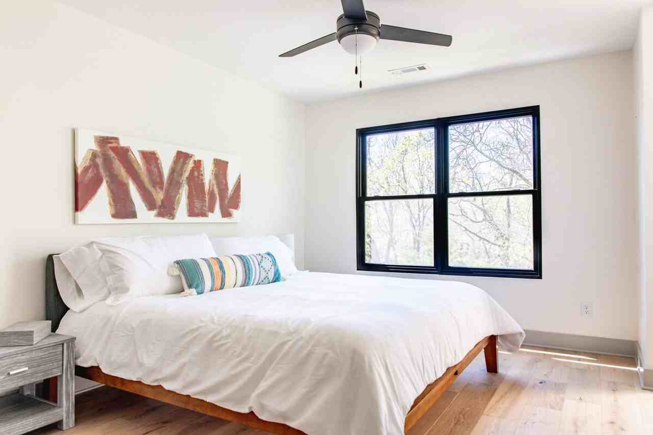 305 Ne B St #1221841P - Photo 6 of 50