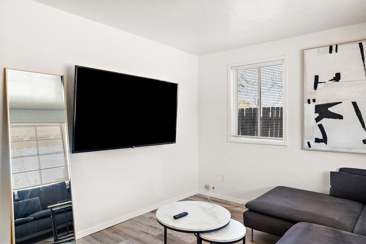 704 W Main St #1244338P - Photo 4 of 18