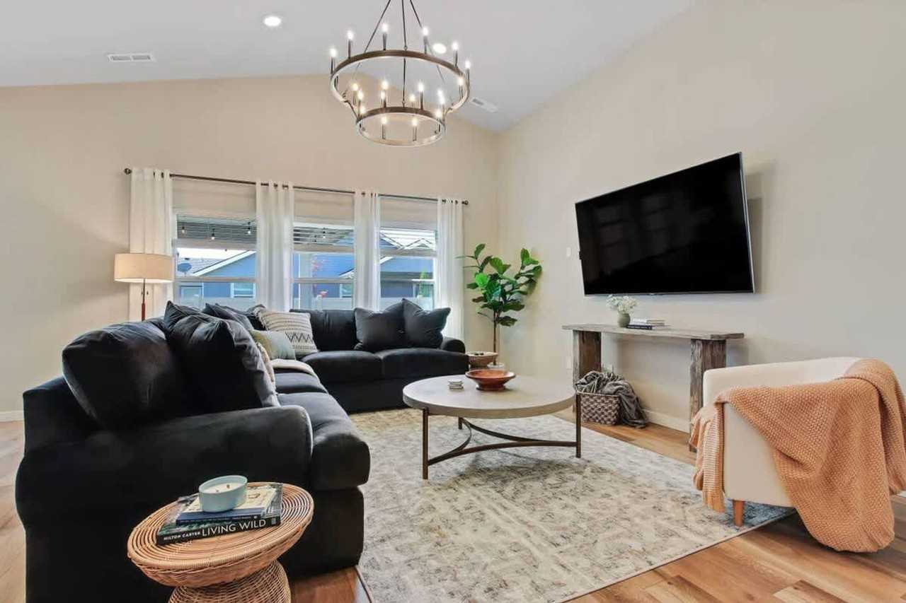 187 W Waukesha St #1250655P - Photo 3 of 44