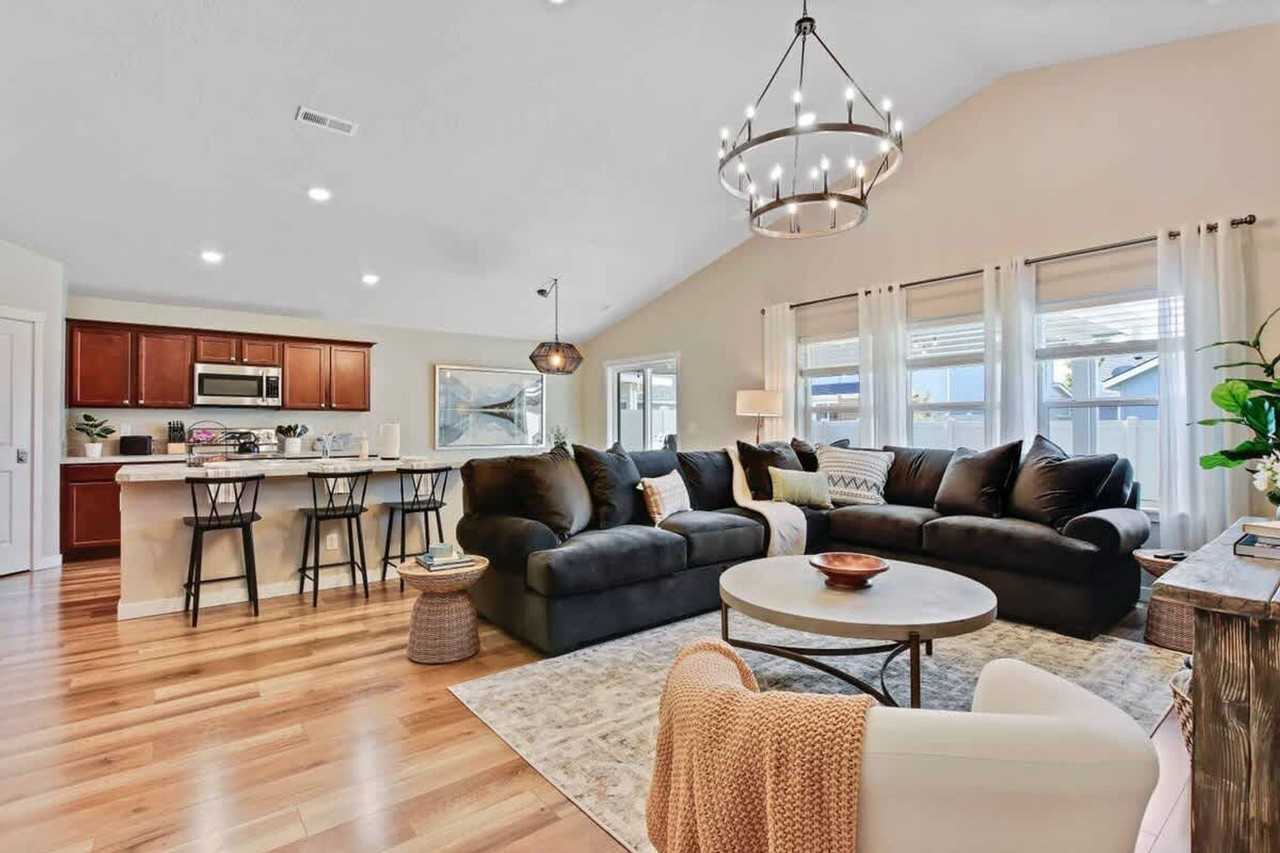 187 W Waukesha St #1250655P - Photo 4 of 44