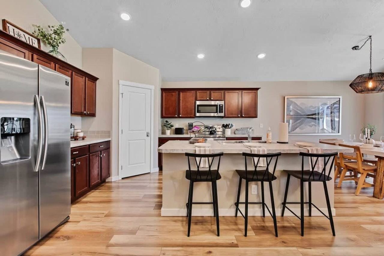 187 W Waukesha St #1250655P - Photo 7 of 44