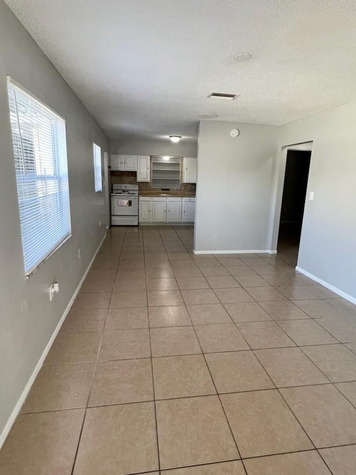 5509 18th St W #1B - Photo 3 of 4