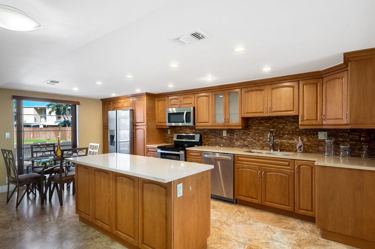 822 Northeast 25th Avenue - Photo 3 of 34
