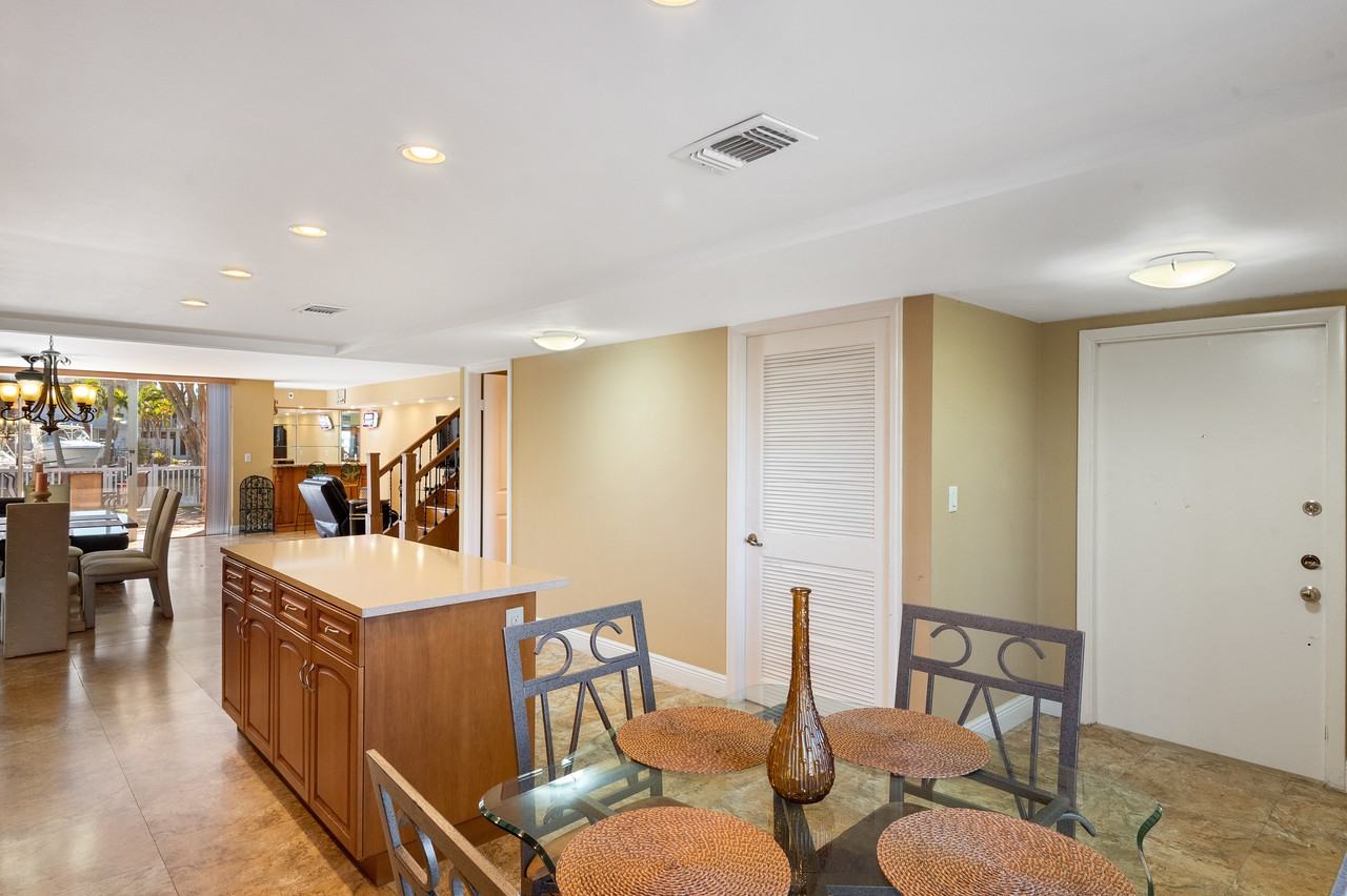 822 Northeast 25th Avenue - Photo 4 of 34