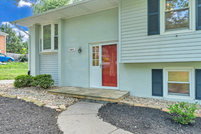 1311 Catawba Rd - Photo 2 of 50