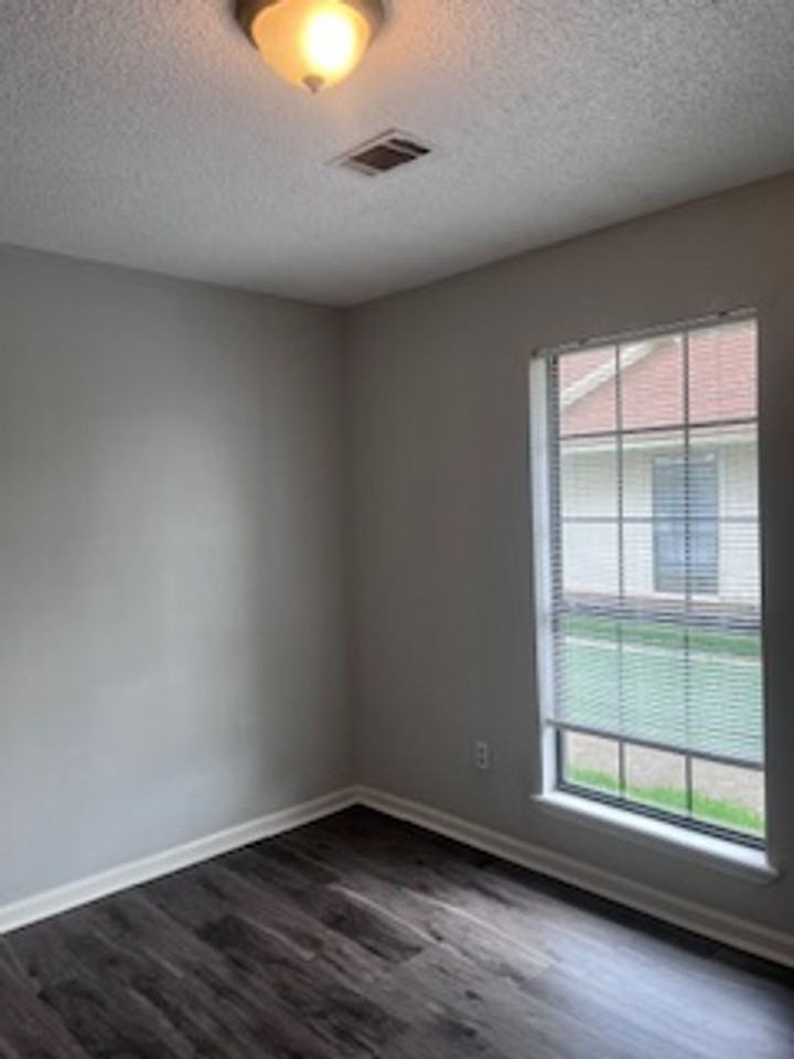 1611 S Z St - Photo 3 of 6