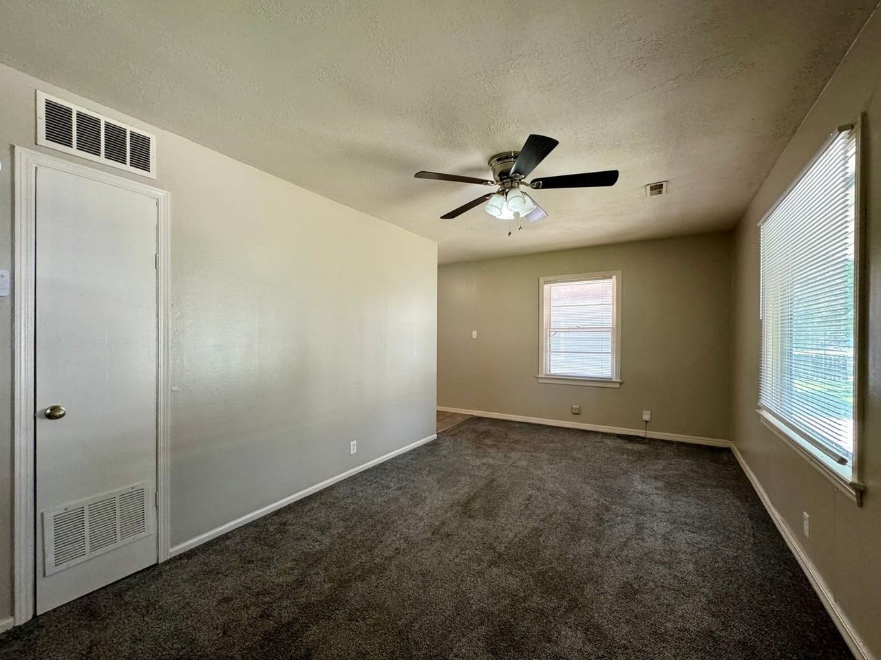 532 N Gordon St - Photo 3 of 19