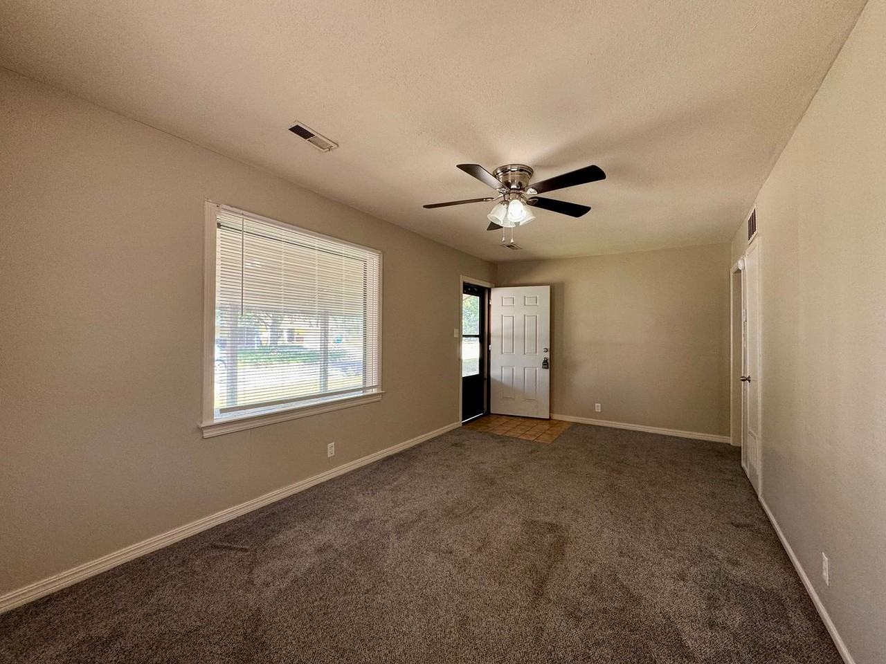 532 N Gordon St - Photo 4 of 19