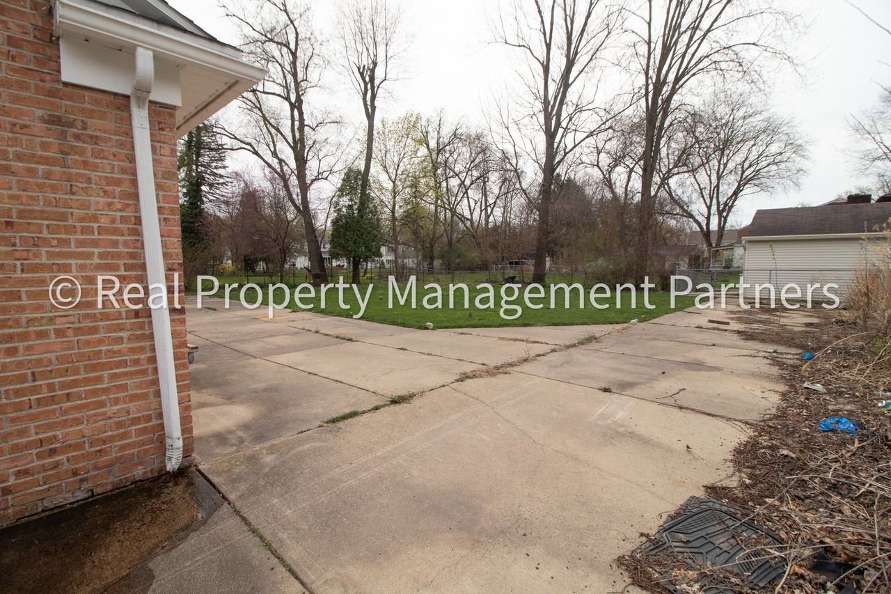 2605 Evernia Ave Se - Photo 3 of 46