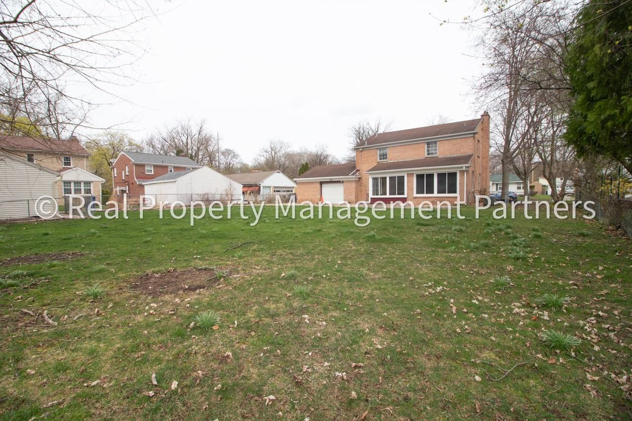 2605 Evernia Ave Se - Photo 5 of 46