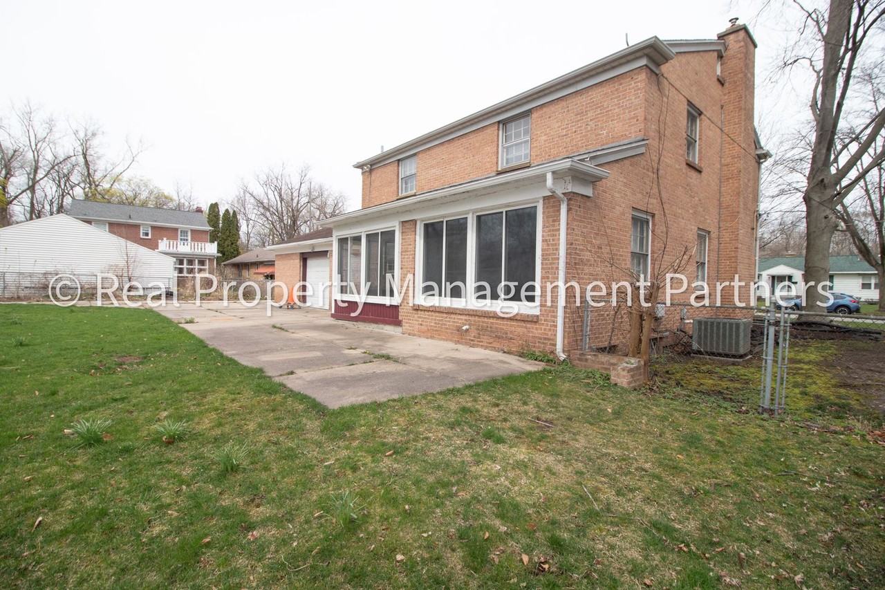 2605 Evernia Ave Se - Photo 6 of 46