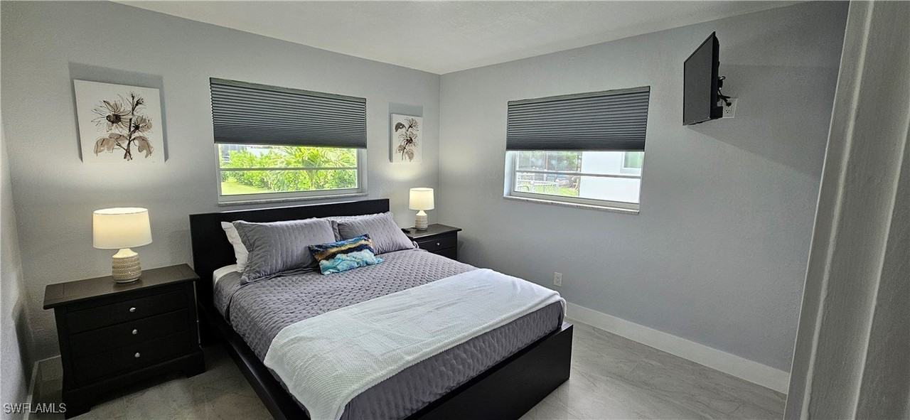 251 Southeast 46th Street - Photo 4 of 35