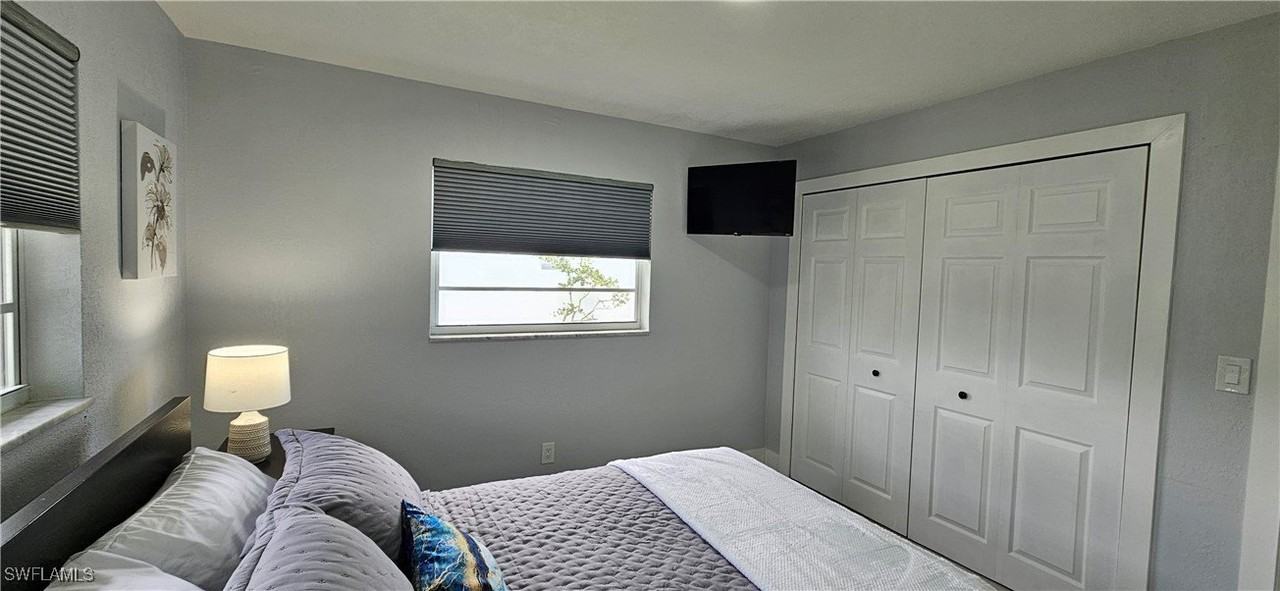 251 Southeast 46th Street - Photo 5 of 35