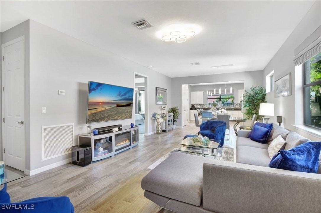 10908 Clarendon St - Photo 4 of 49