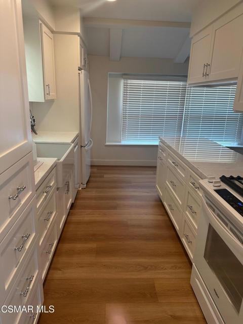 23939 Oxnard St - Photo 2 of 6