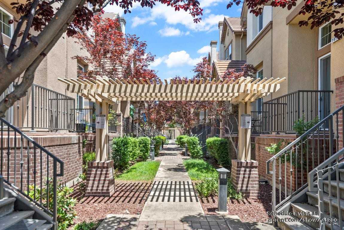 1076 Sapphire Ter - Photo 2 of 34