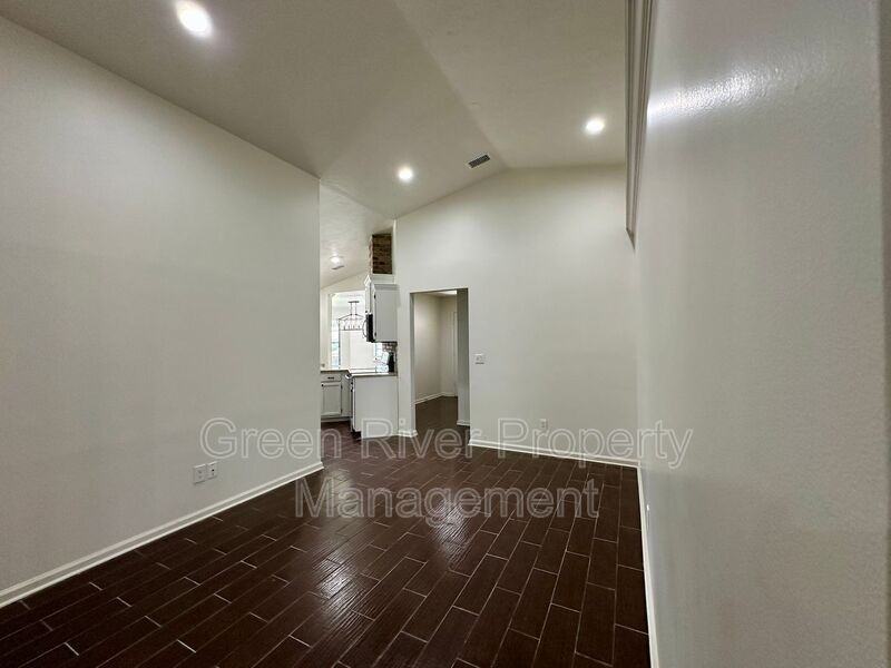 3288 Deerfield Pointe Dr - Photo 6 of 48