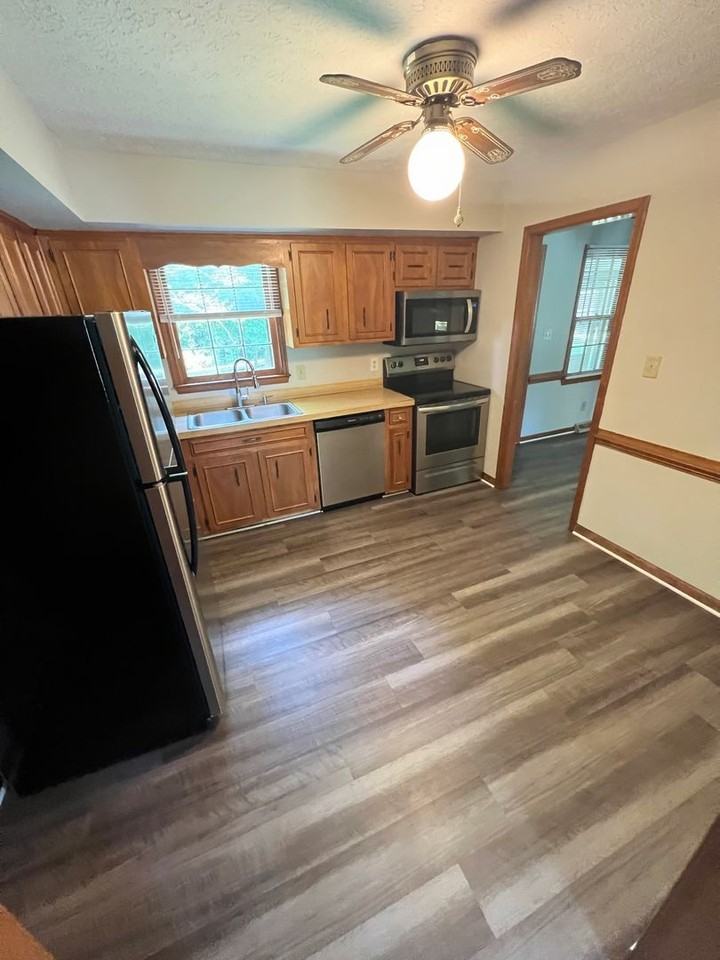 1512 Greenview Dr - Photo 3 of 22