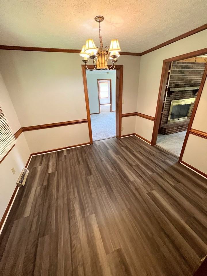 1512 Greenview Dr - Photo 4 of 22