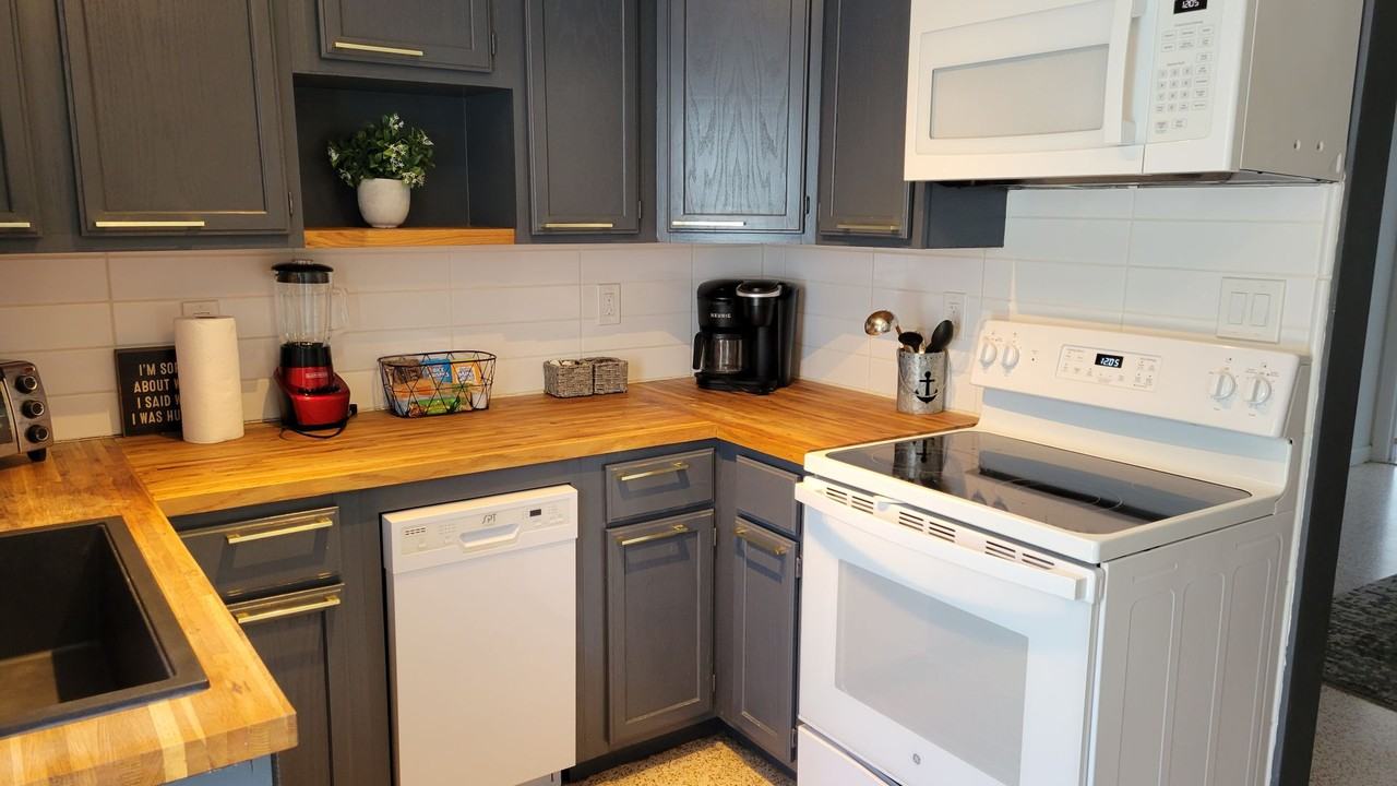 2141 Bay St - Photo 2 of 14