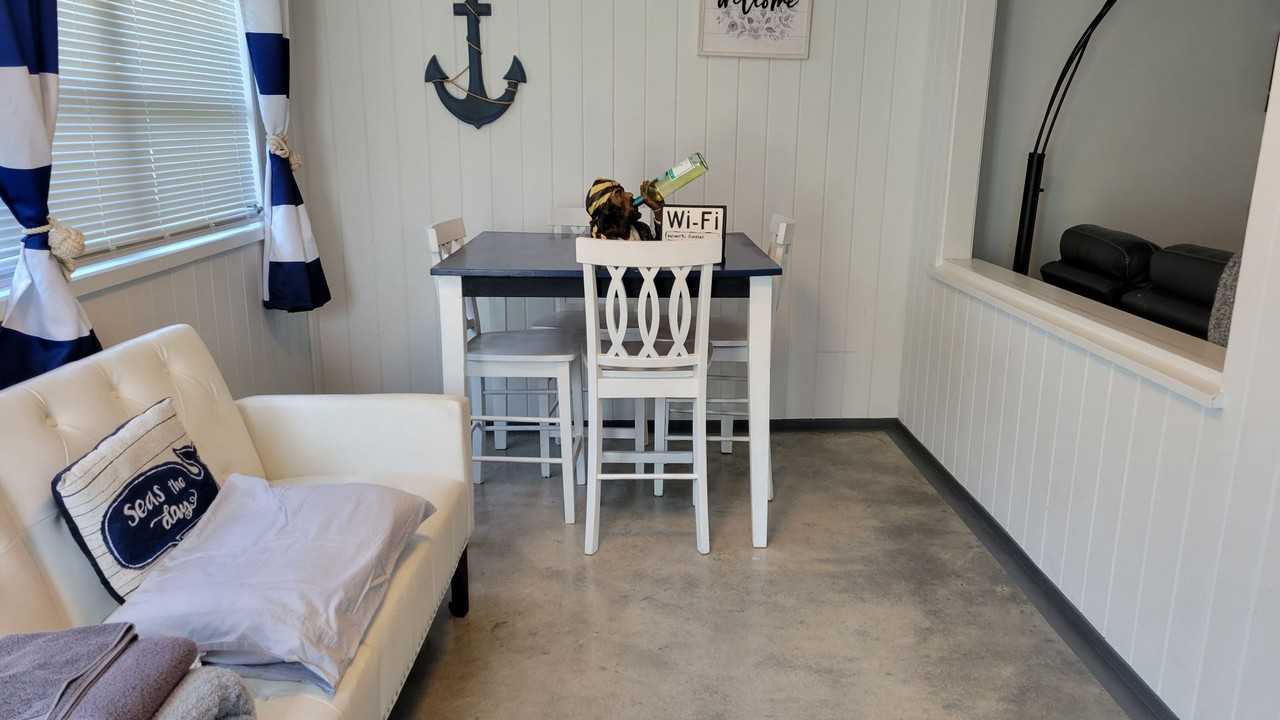 2141 Bay St - Photo 4 of 14