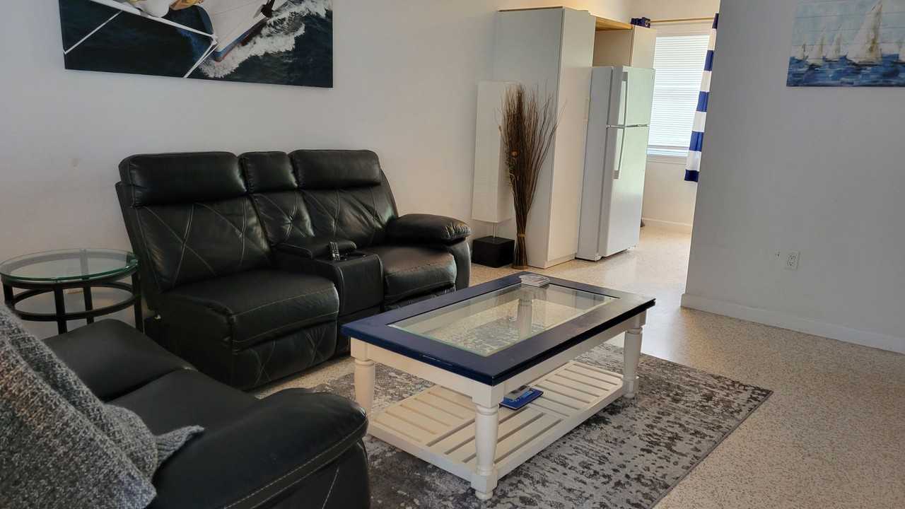 2141 Bay St - Photo 5 of 14