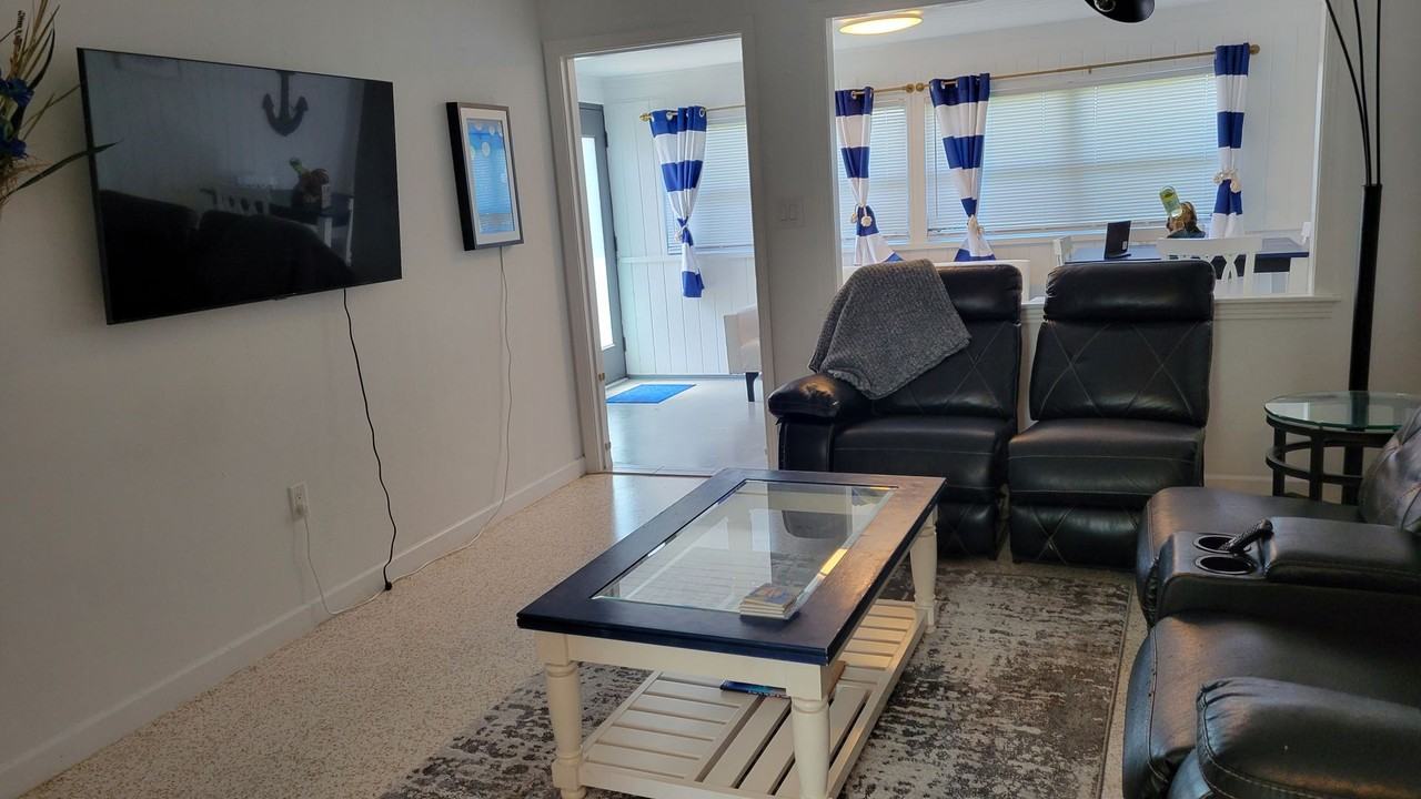 2141 Bay St - Photo 6 of 14