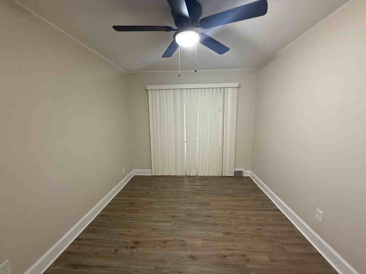 15519 Plainview Avenue - Photo 4 of 10