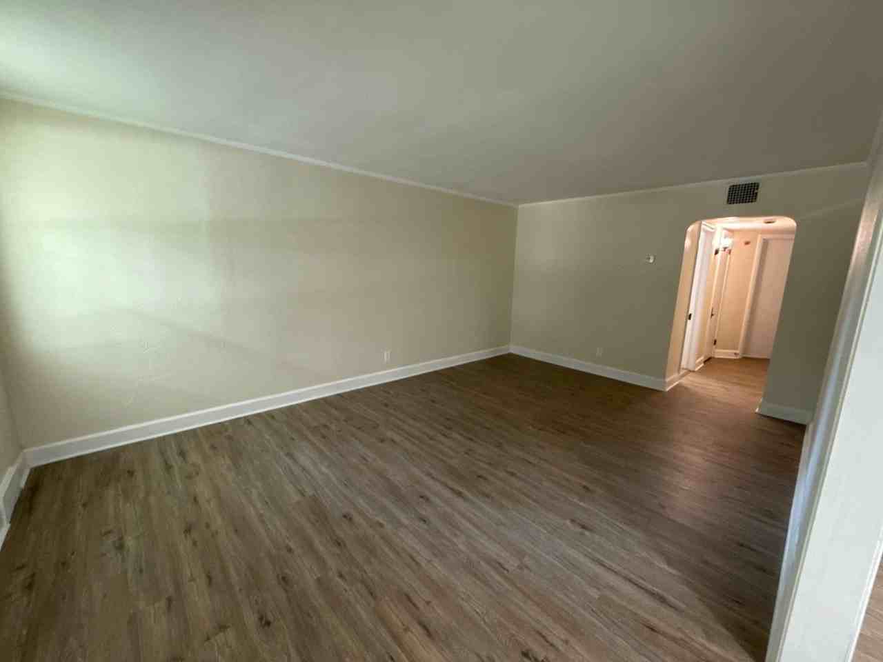 15519 Plainview Avenue - Photo 6 of 10