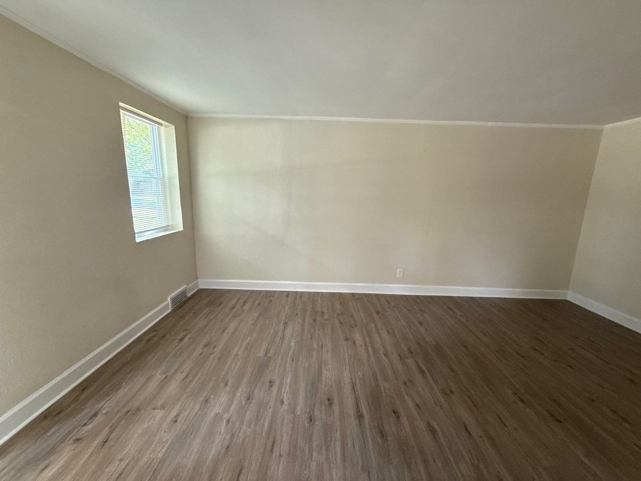 15519 Plainview Avenue - Photo 7 of 10