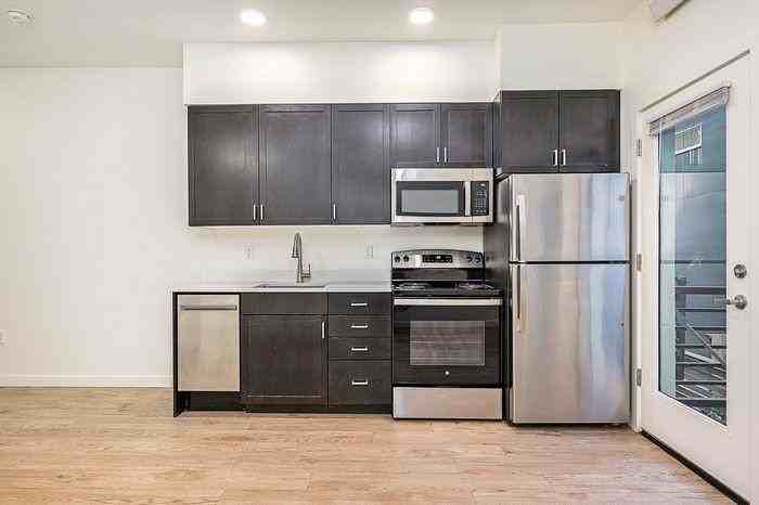 330 Ne Dekum St - Photo 2 of 18