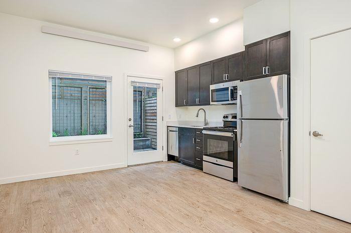 330 Ne Dekum St - Photo 3 of 18