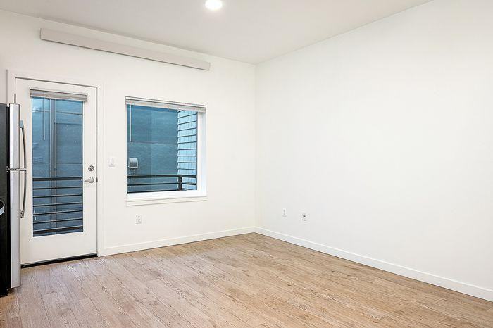 330 Ne Dekum St - Photo 7 of 18