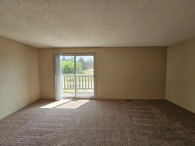 49 Eastman Cres #B - Photo 3 of 8