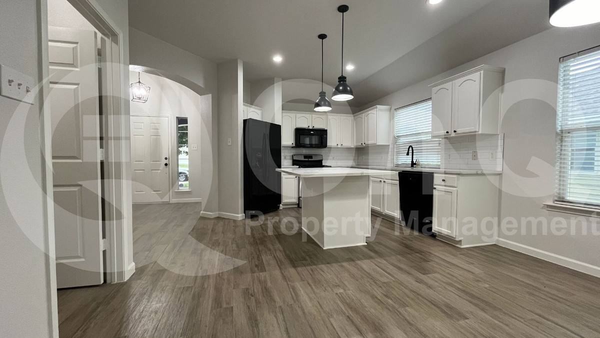 1509 Lacewing Dr - Photo 3 of 10