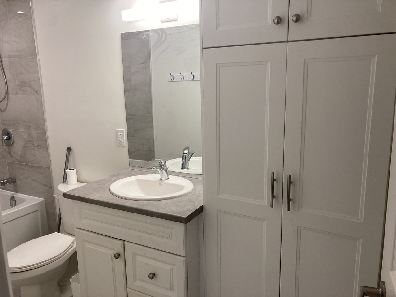 196 Maude St - Photo 3 of 4